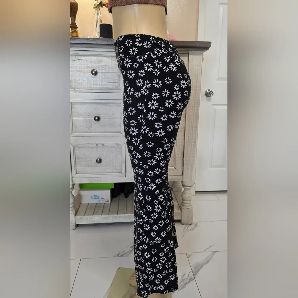 No Boundaries Black Daisy Print Flare Pants - Picture 3 of 7